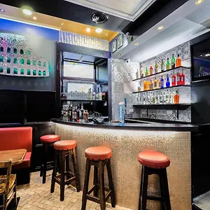Alessandro Palace & Bar ホステル