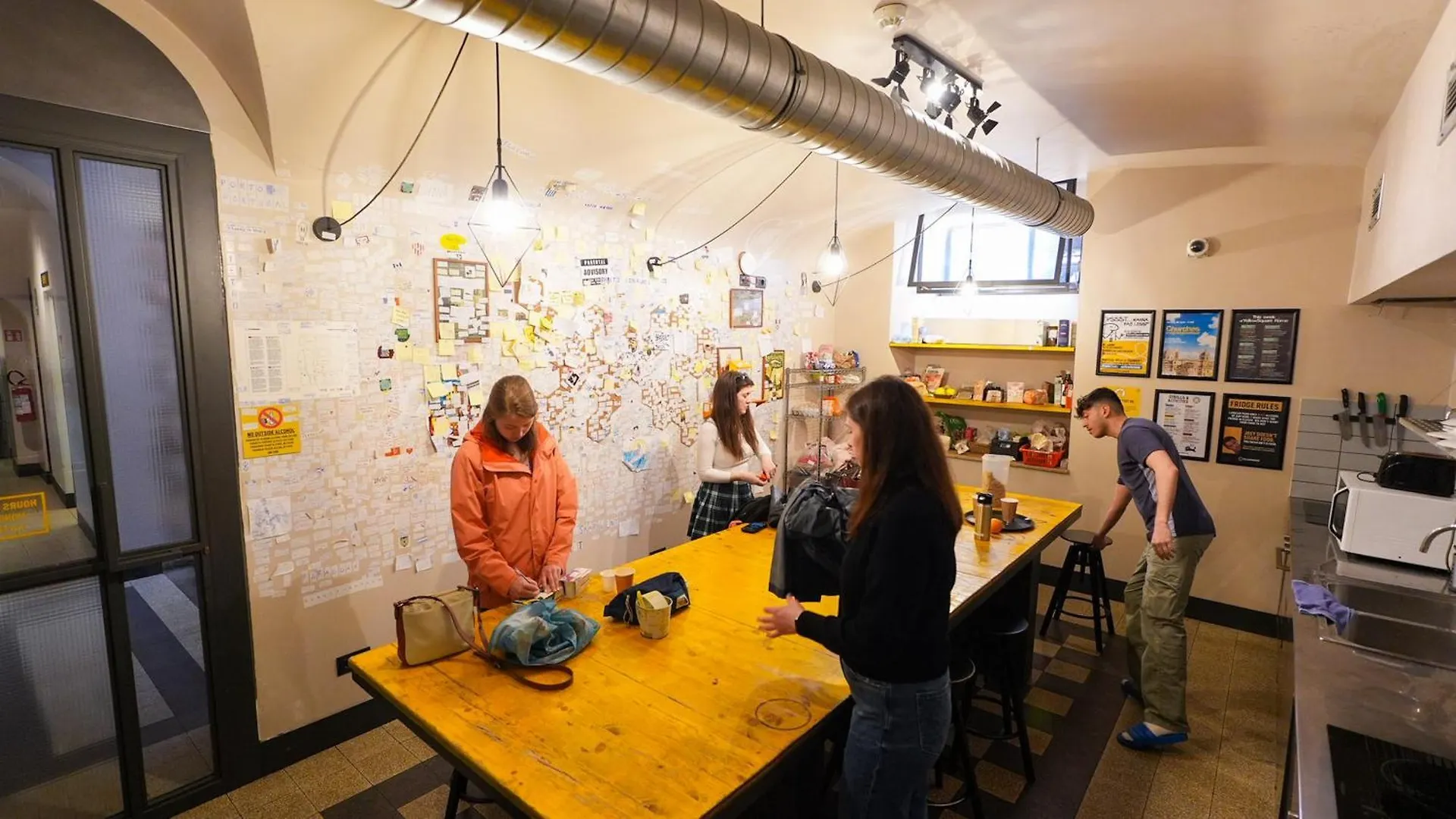 Hostel Yellowsquare Rome Italy